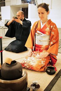 Scener fra japansk teceremoni under åbningen af Dansk Tesammenslutning i Ridehuset i Aarhus, oktober 2014